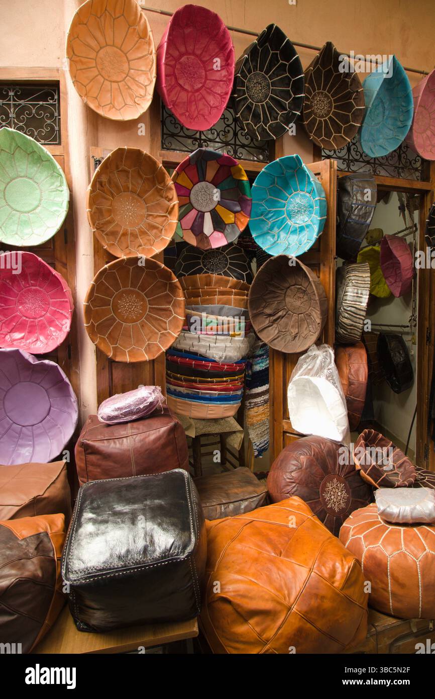 Maroc, Marrakech, Médina, souk, boutique d'artisanat, shopping, bouffées de cuir Banque D'Images