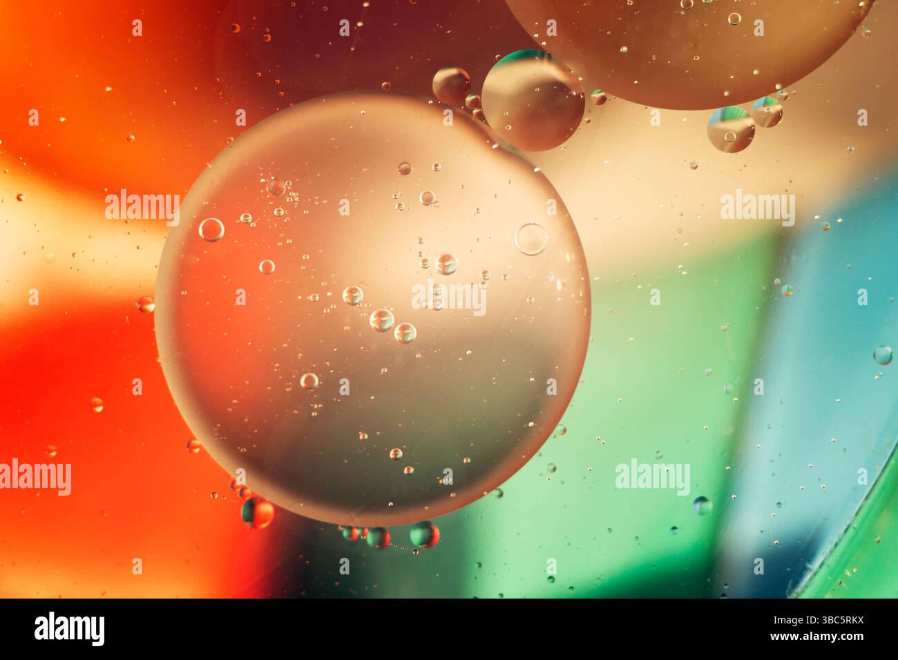 Macro abstraite de bulles d'huile, de jour, angle droit Banque D'Images