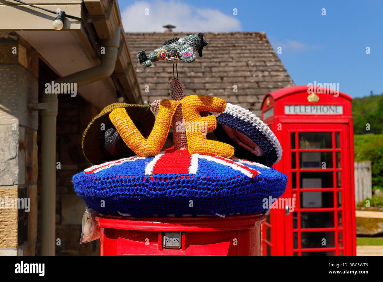 Un Topper de boîte aux lettres à Bolton Abbey créé pour célébrer le 80e anniversaire de VE Day. Banque D'Images