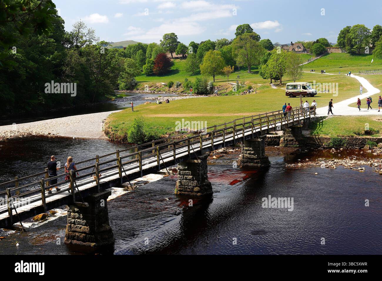 La passerelle en bois sur la rivière Wharfe à Bolton Abbey Estate dans les Yorkshire Dales, North Yorkshire, Royaume-Uni Banque D'Images