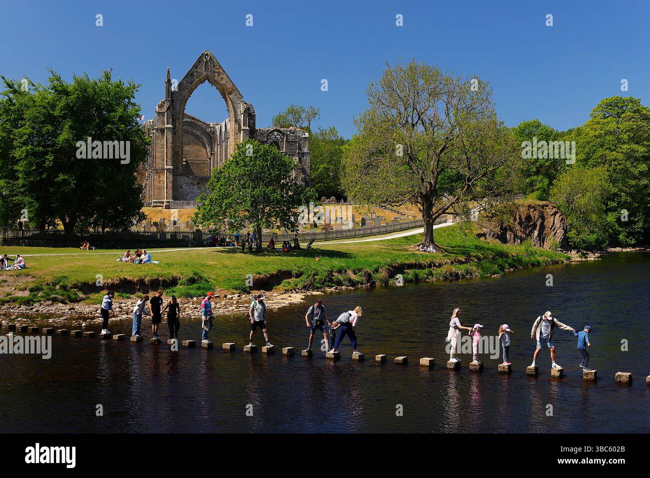 Les visiteurs de l'abbaye de Bolton essayant les tremplins de l'autre côté de la rivière Wharfe Banque D'Images