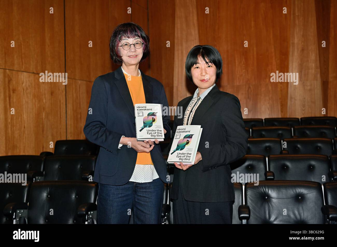 LONDRES, ROYAUME-UNI. 18 mai 2025. Auteur Hiromi Kawakami "sous l'œil du grand oiseau" traduit par Asa Yoneda lors de l'événement de lectures présélectionnées du Prix International Booker 2025 à la salle Purcell du Queen Elizabeth Hall, Londres, Royaume-Uni. (Photo de 李世惠/Voir Li/Picture Capital) crédit : Voir Li/Picture Capital/Alamy Live News Banque D'Images