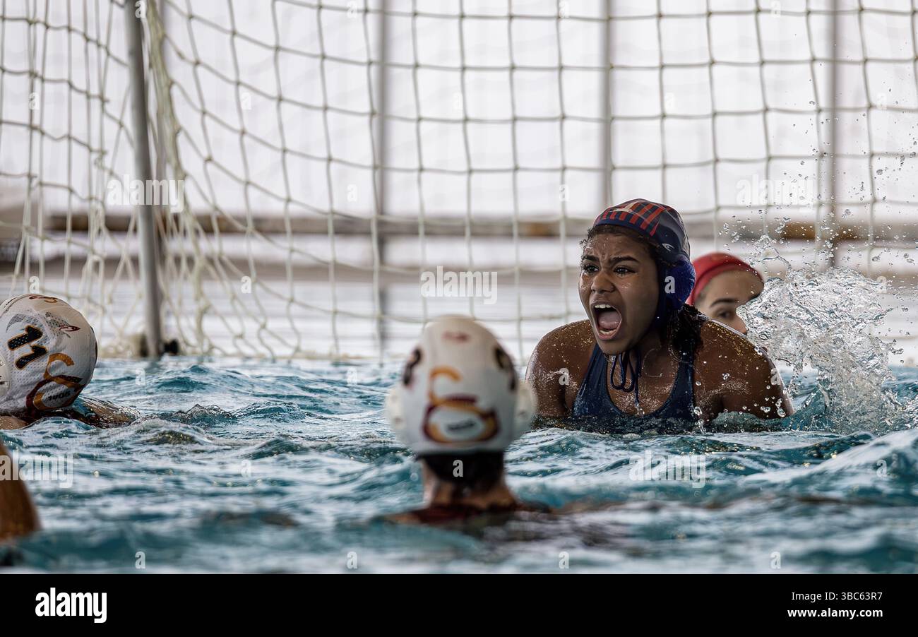 ISTANBUL, TURQUIE - 18 MAI 2025 : match des éliminatoires de la finale de la Ligue turque féminine de Waterpolo entre Galatasay Zena et İzmir BBSK au Kalamis Water Polo Pool, Istanbul. Crédit : ahmetozkanPhotography/Alamy Live News Banque D'Images