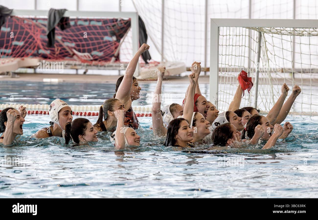 ISTANBUL, TURQUIE - 18 MAI 2025 : match des éliminatoires de la finale de la Ligue turque féminine de Waterpolo entre Galatasay Zena et İzmir BBSK au Kalamis Water Polo Pool, Istanbul. Crédit : ahmetozkanPhotography/Alamy Live News Banque D'Images