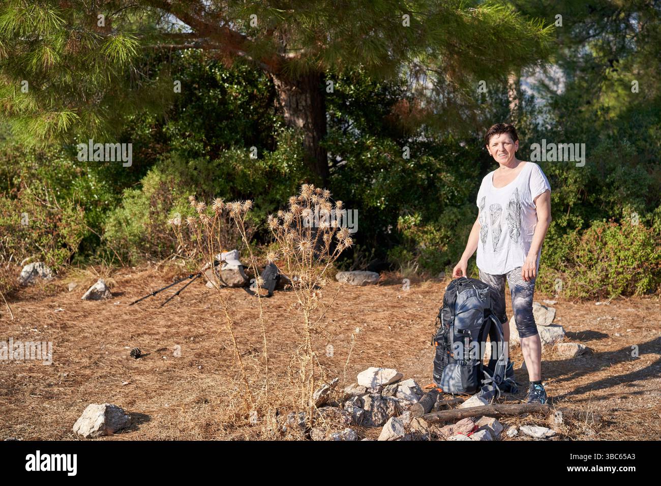 Femme caucasienne aventurière dans la nature avec sac à dos dans la forêt ensoleillée. La voie lycienne turque Banque D'Images