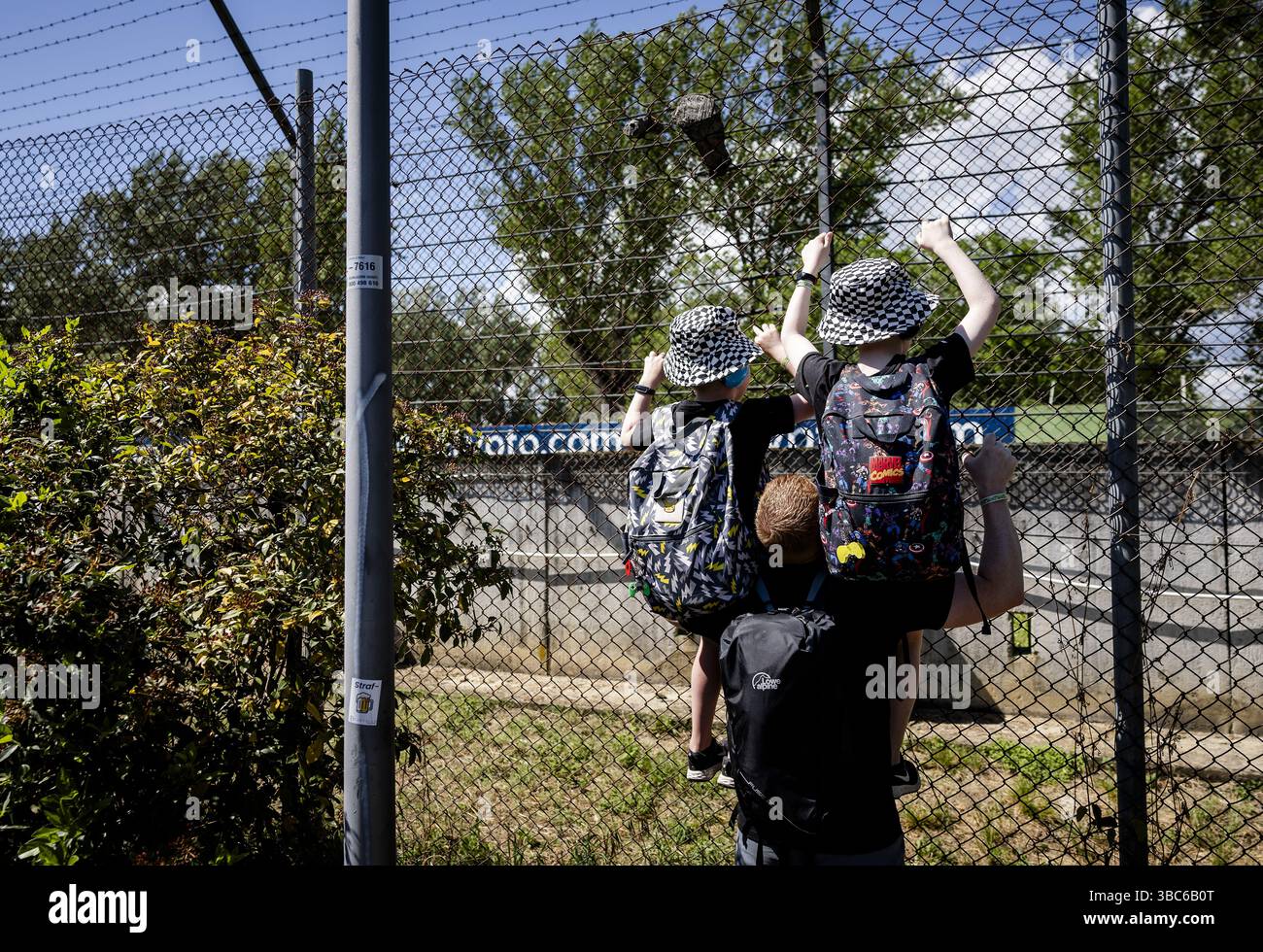 IMOLA - les jeunes fans tentent d'apercevoir le Grand Prix d'Emilie-Romagne à l'Autodromo Internazionale Enzo e Dino Ferrari. ANP SEM VAN DER WAL Banque D'Images