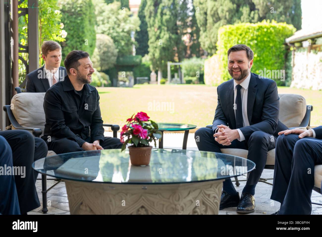 Rome, Italie. 18 mai 2025. Le président ukrainien Volodymyr Zelenskyy, à gauche, et le vice-président américain JD Vance partagent un moment lumineux lors d’une réunion bilatérale sur les pourparlers de paix avec la Russie à la Villa Taverna, le 18 mai 2025 à Rome, en Italie. Les deux se sont rencontrés après avoir assisté à la messe inaugurale du pape Léon XIV à la place Pierre. Crédit : document officiel/photo de la Maison Blanche/Alamy Live News Banque D'Images