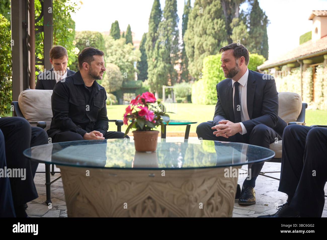 Rome, Italie. 18 mai 2025. Le président ukrainien Volodymyr Zelenskyy, à gauche, commente lors d'une réunion bilatérale avec le vice-président américain JD Vance sur les pourparlers de paix avec la Russie à la Villa Taverna, le 18 mai 2025 à Rome, en Italie. Les deux se sont rencontrés après avoir assisté à la messe inaugurale du pape Léon XIV à la place Pierre. Crédit : Présidence ukrainienne/Bureau de presse présidentiel ukrainien/Alamy Live News Banque D'Images