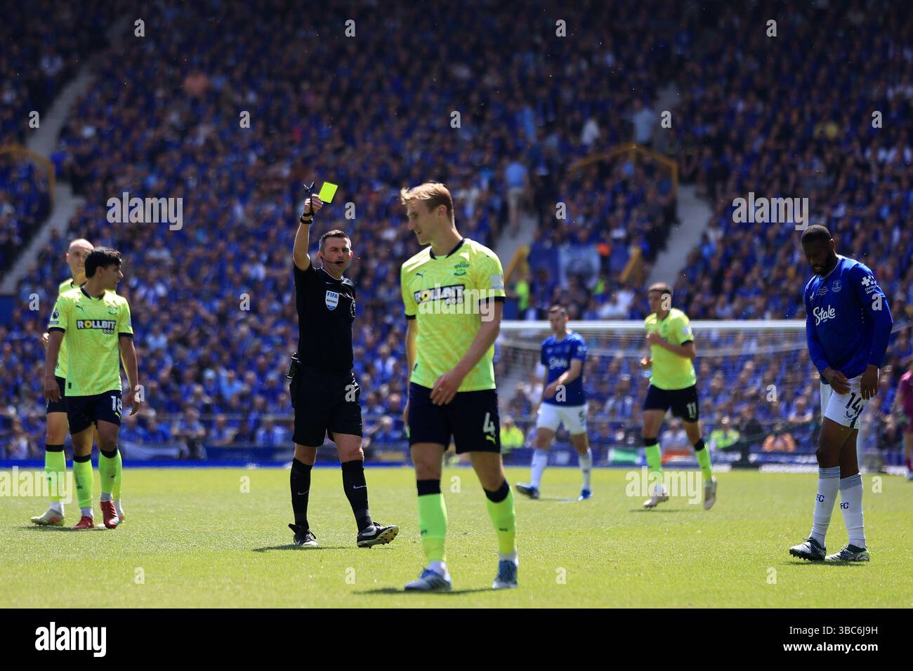 Goodison Park, Liverpool, Royaume-Uni. 18 mai 2025. Premier League Football, Everton contre Southampton ; l'arbitre Michael Oliver montre un carton jaune à Flynn Downes de Southampton pour une faute sur Beto of Everton Credit : action plus Sports/Alamy Live News Banque D'Images