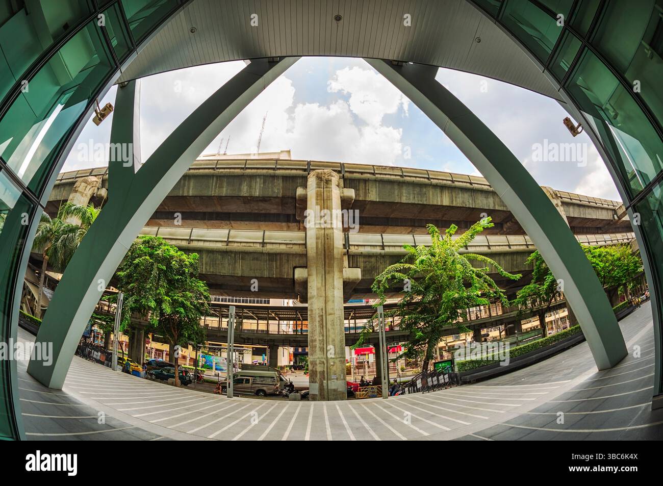 BANGKOK, THAÏLANDE- 30 AVRIL 2015 : sortie du centre commercial Central World. C'est un centre commercial et complexe à Bangkok qui est le neuvième plus grand sh Banque D'Images