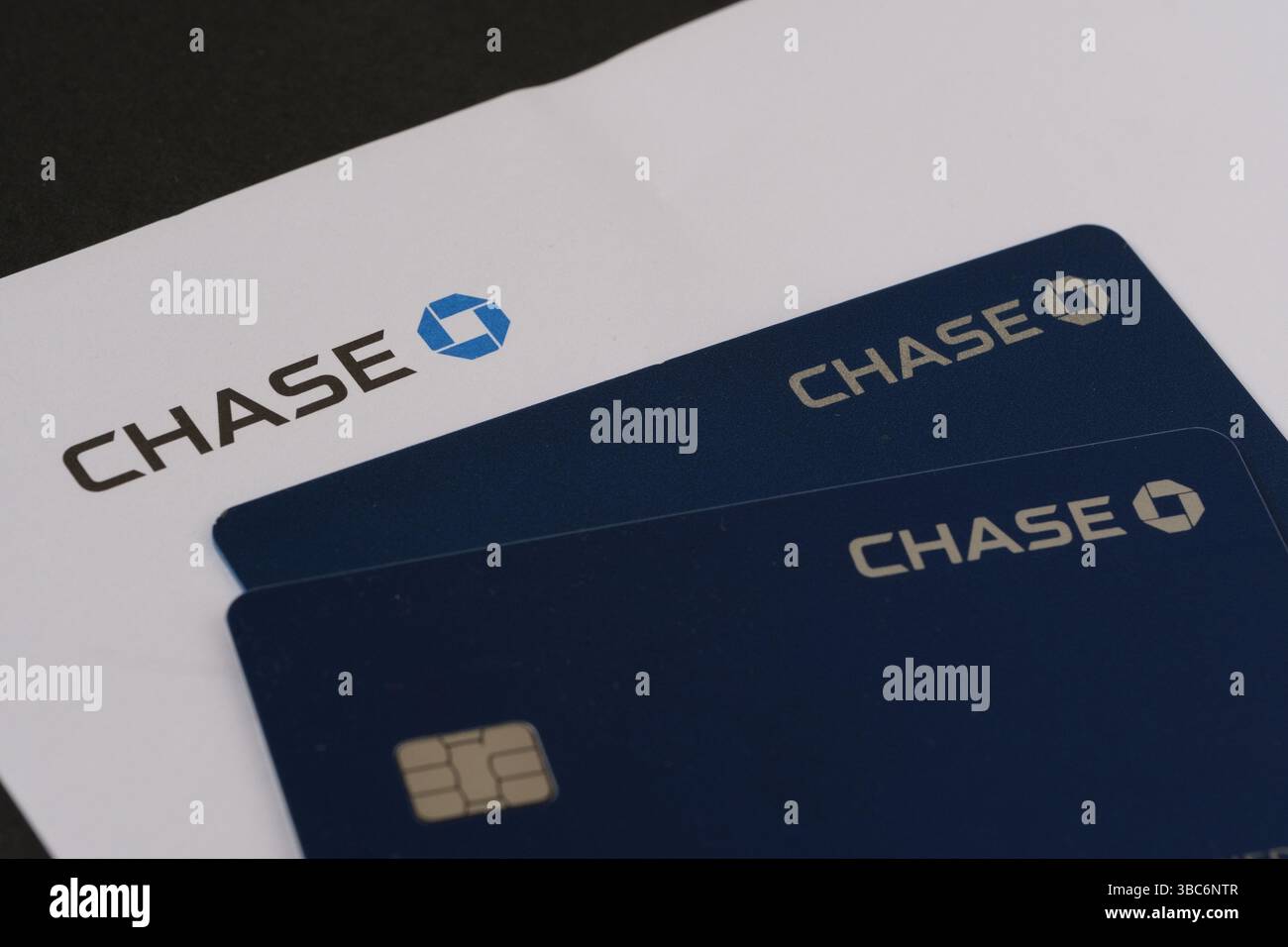 Deux cartes de crédit Chase placées au-dessus de la correspondance officielle avec logo bancaire visible, illustrant les produits financiers et la marque, Stafford, United King Banque D'Images