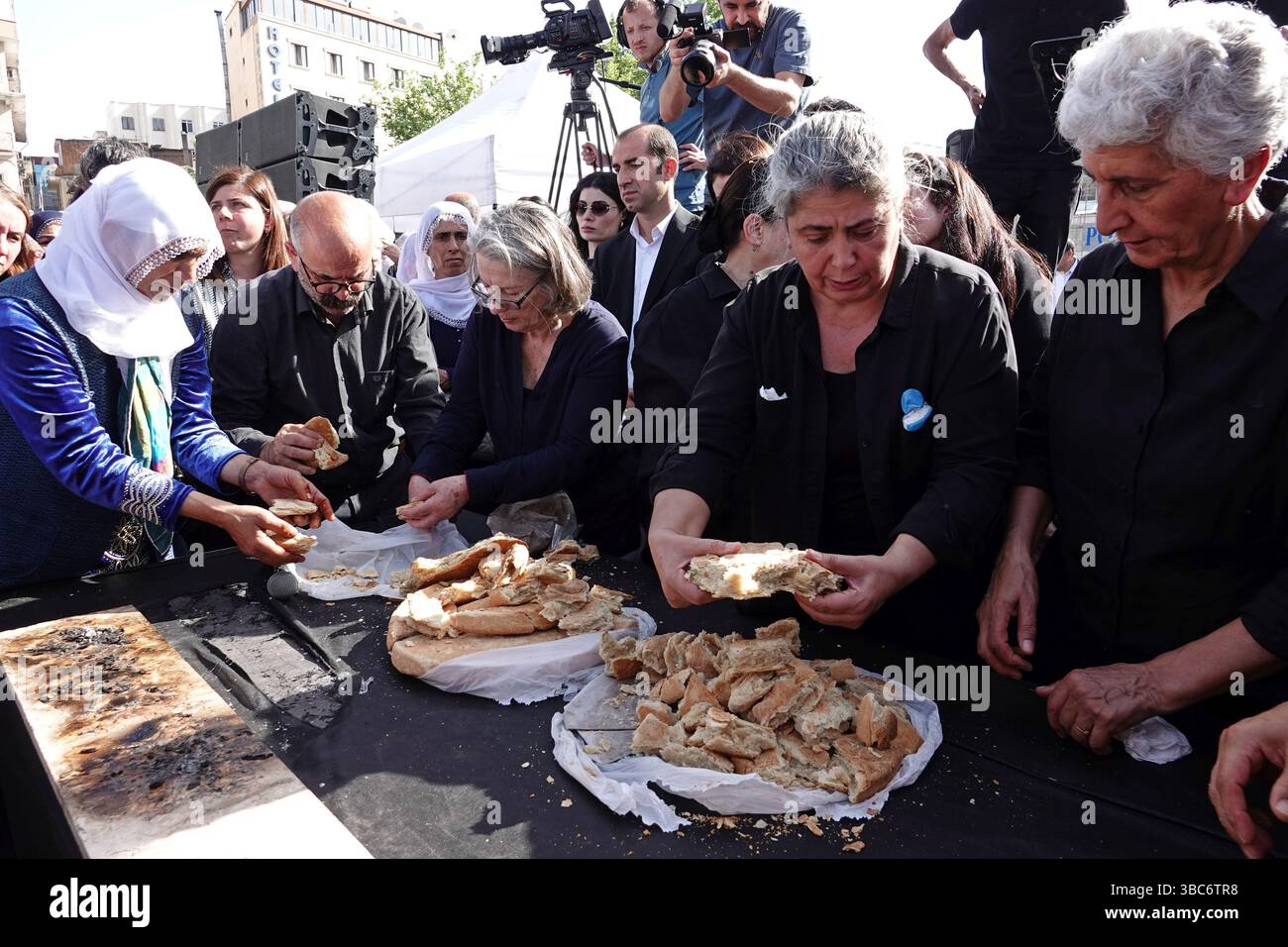 Lors de la cérémonie de commémoration, des morceaux de pain (lokma) cuits selon les traditions de la foi alévi ont été distribués à ceux qui ont assisté à la cérémonie. Alors que les pourparlers de paix se poursuivent entre le dirigeant de l'organisation armée kurde emprisonnée, le Parti des travailleurs du Kurdistan (PKK) Abdullah Ocalan, et l'État turc, les deux fondateurs du PKK, Riza Altun et Ali Haydar Kaytan, ont été commémorés lors d'une cérémonie qui s'est tenue sur la place Cheikh Saïd à Diyarbakir, en présence de milliers de personnes. Il a été annoncé que Kaytan est mort en 2018, et Altun est mort en 2019. Banque D'Images Lors de la cérémonie de commémoration, des morceaux de pain (lokma) cuits selon les traditions de la foi alévi ont été distribués à ceux qui ont assisté à la cérémonie. Alors que les pourparlers de paix se poursuivent entre le dirigeant de l'organisation armée kurde emprisonnée, le Parti des travailleurs du Kurdistan (PKK) Abdullah Ocalan, et l'État turc, les deux fondateurs du PKK, Riza Altun et Ali Haydar Kaytan, ont été commémorés lors d'une cérémonie qui s'est tenue sur la place Cheikh Saïd à Diyarbakir, en présence de milliers de personnes. Il a été annoncé que Kaytan est mort en 2018, et Altun est mort en 2019. Banque D'Images