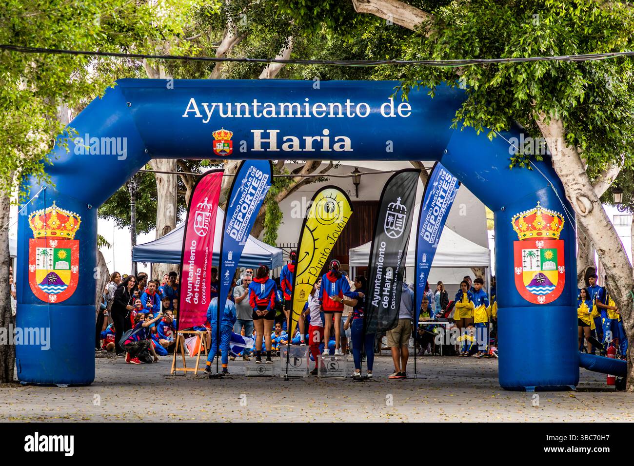 Cérémonie de remise des prix des championnats d'orientation scolaire des îles Canaries à Haria, Lanzarote. Calle de la Cilla, Haría, Canarias, Espagne Banque D'Images
