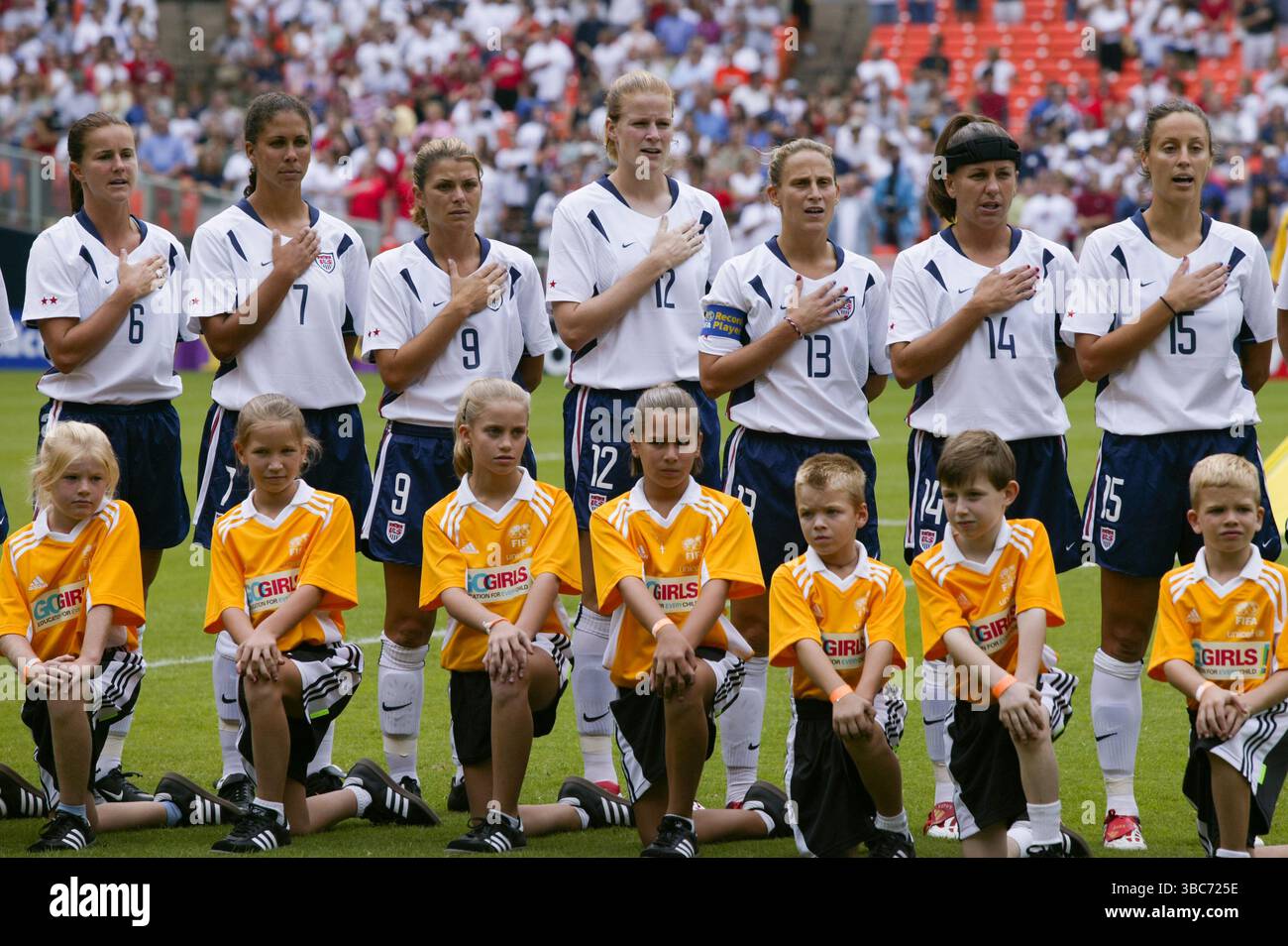 Des joueuses américaines chantent l'hymne national avant un match de Coupe du monde féminine de la FIFA du Groupe A contre la Suède le 21 septembre 2003 au RFK Stadium de Washington DC. De gauche à droite : Brandi Chastain, Shannon Boxx, Mia Hamm, Cindy Parlow, Kristine Lilly, Joy Fawcett, Kate Markgraf. Usage éditorial exclusif. Utilisation commerciale interdite. (Photographie de Jonathan Paul Larsen / Diadem images) Banque D'Images