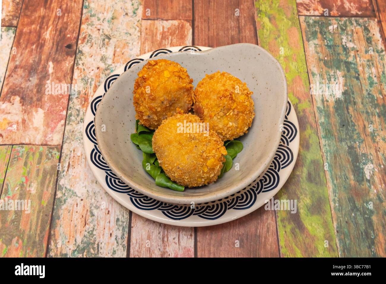 Au-delà de sa saveur et de sa texture, la croquette a des racines culturelles profondes. C'est un plat à partager, à déguster en compagnie, que ce soit dans un bar animé ou dans un Banque D'Images Au-delà de sa saveur et de sa texture, la croquette a des racines culturelles profondes. C'est un plat à partager, à déguster en compagnie, que ce soit dans un bar animé ou dans un Banque D'Images