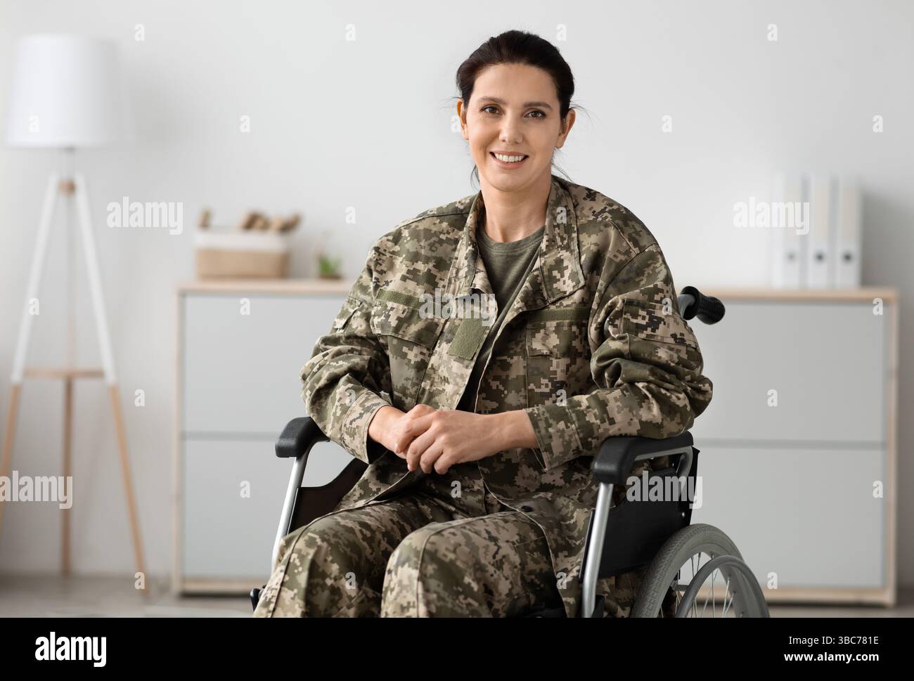Programmes de réadaptation pour les anciens combattants. Portrait d'une femme militaire heureuse assise en fauteuil roulant Banque D'Images