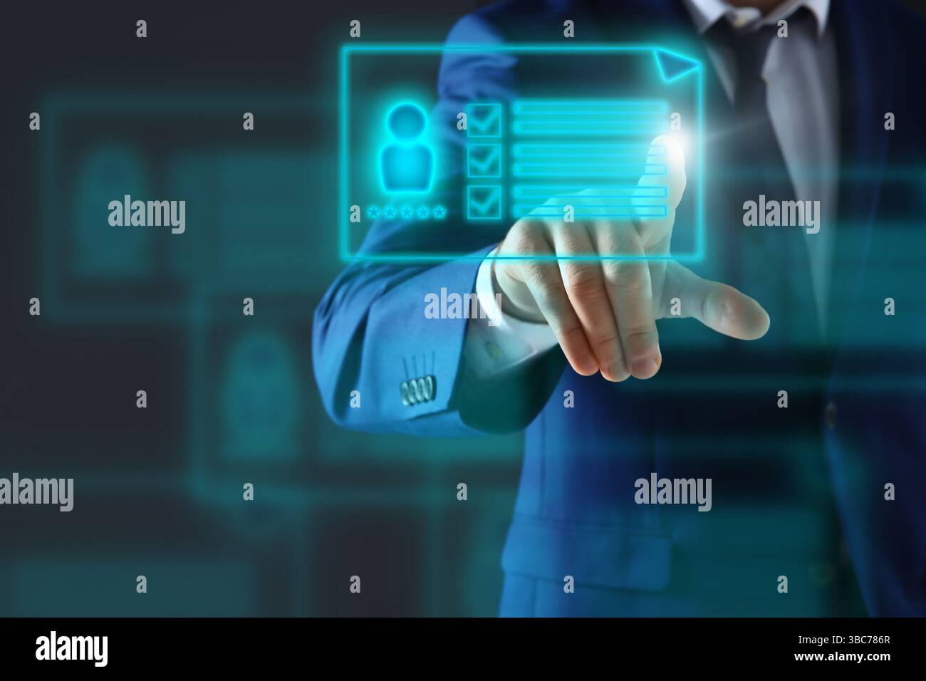 Recrutement, recherche d'employés. Responsable des ressources humaines choisissant le CV du candidat sur écran virtuel sur fond noir, gros plan Banque D'Images