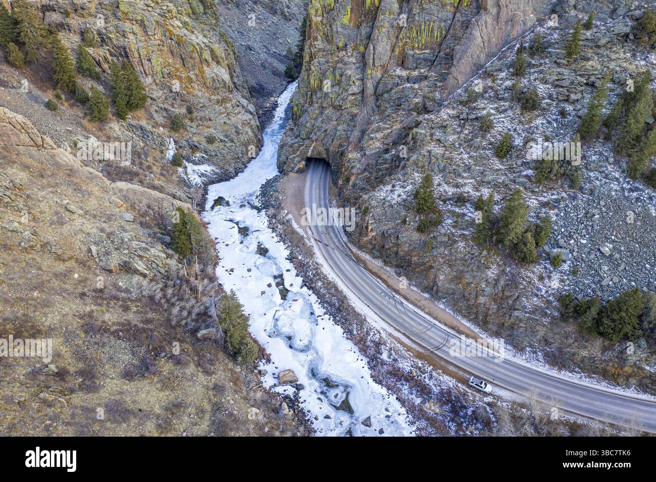 Canyon dans les Montagnes Rocheuses du Colorado - Powder River à Little Narrows en hiver paysage, perspective aérienne Banque D'Images