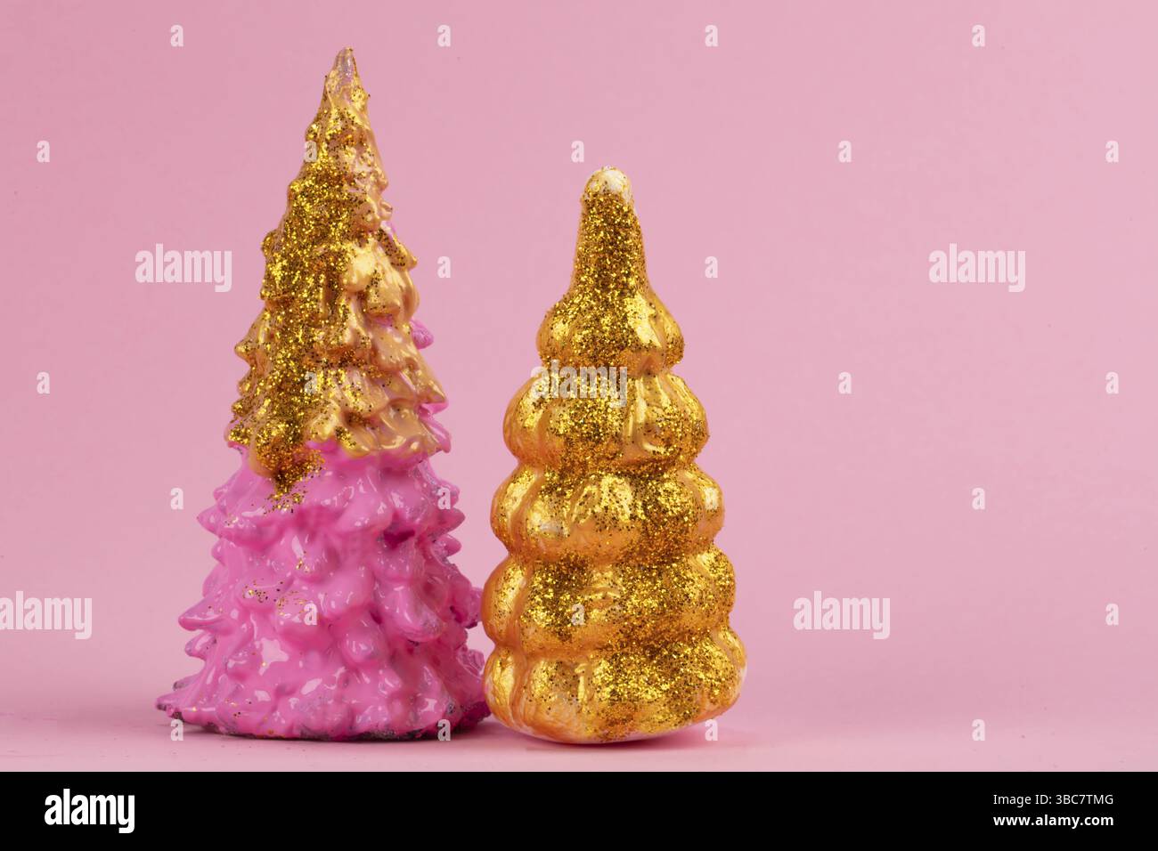 Composition de Noël. Arbre de Noël rose et doré sur un fond rose. Joyeuses fêtes. concept de nouvel an minimal Banque D'Images
