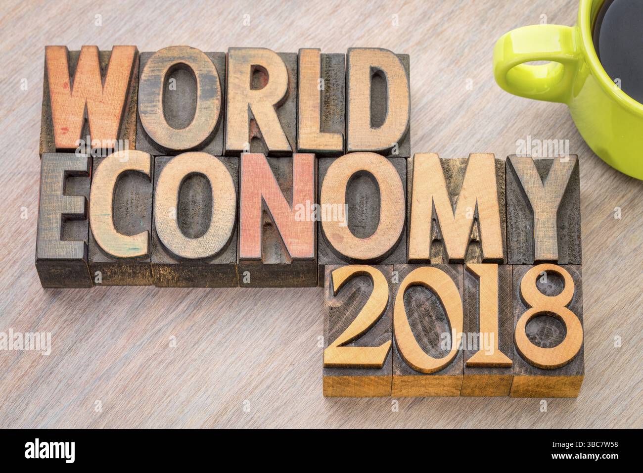 World Economy 2018 -mot abstrait en bois typographique vintage avec une tasse de café Banque D'Images