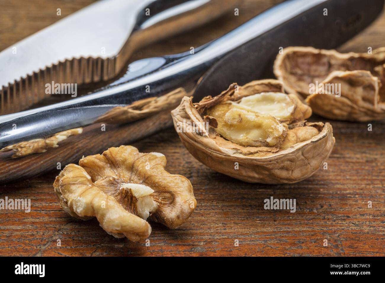 English les noix avec Casse-noisette contre grunge background Banque D'Images