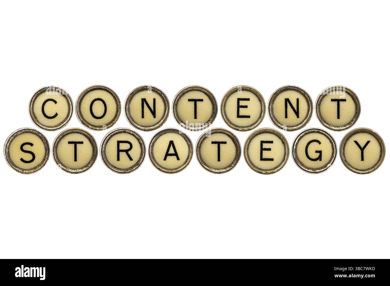 Stratégie de contenu - texte dans de vieilles clés rondes de machine à écrire isolées sur blanc Banque D'Images