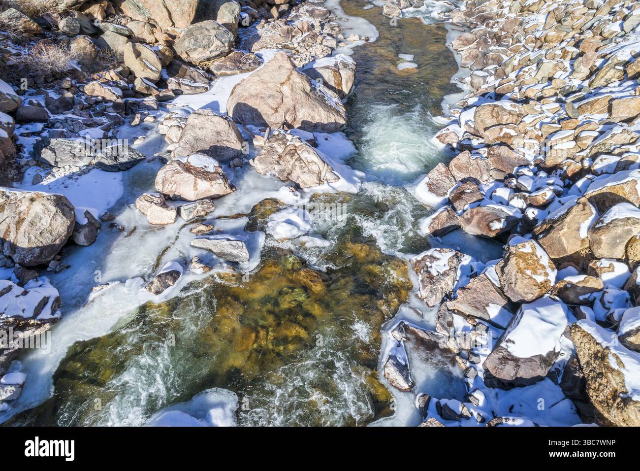 Rivière de montagne partiellement gelée (cache la poudre) dans le nord du Colorado, vue aérienne Banque D'Images
