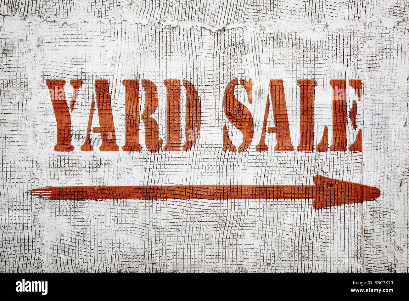 Vente de cour - signe de graffiti avec une flèche sur le mur de stuc Banque D'Images