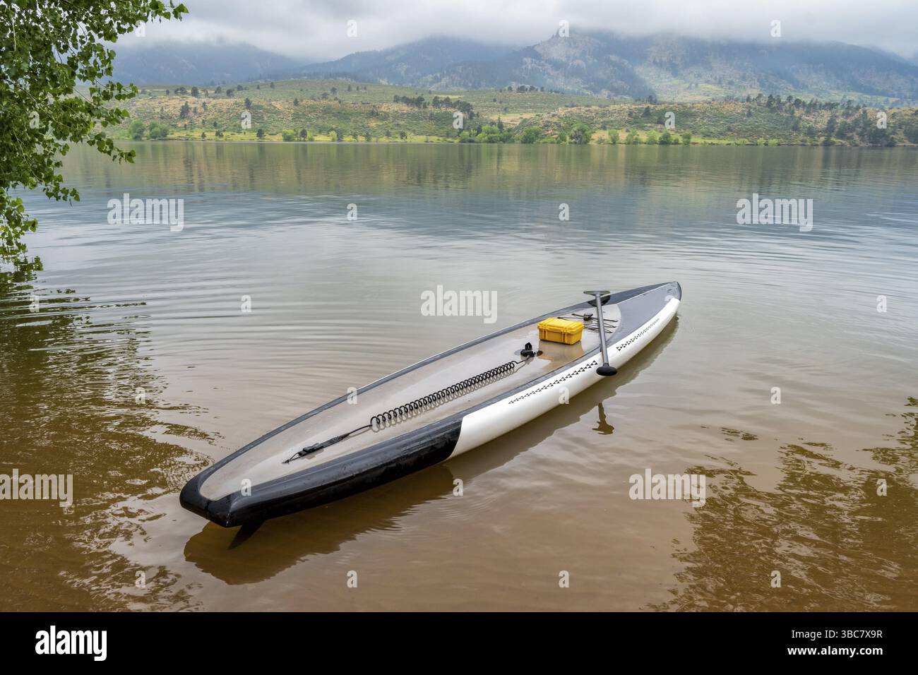 Performance stand up paddleboard avec une laisse de bobine de sécurité, paddle et étui étanche sur un lac de montagne calme - Horsetooth Reservoir dans le nord du Colo Banque D'Images