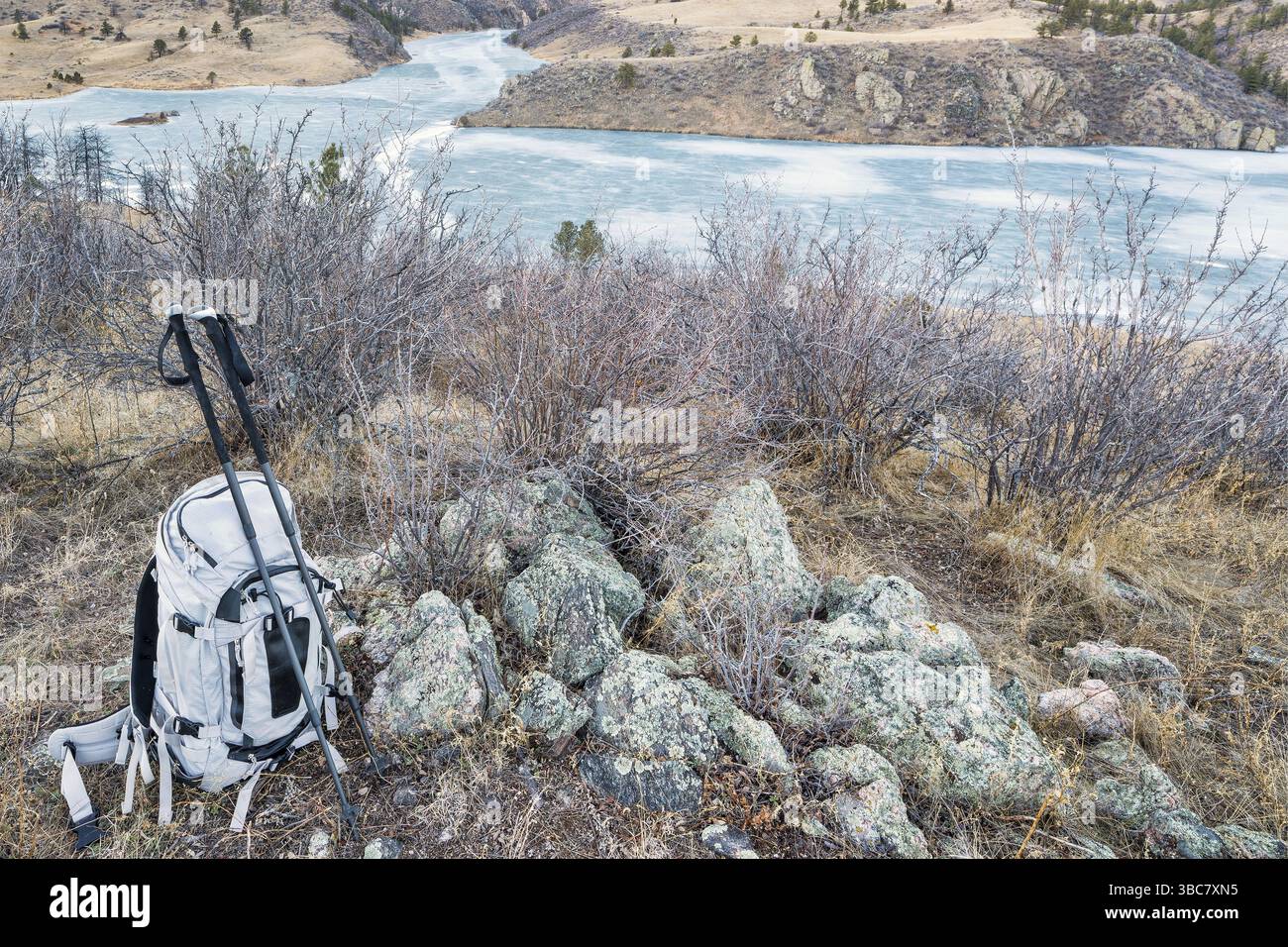 Concept de randonnée - sac à dos et bâtons de trekking dans un terrain rocheux. Réservoir de marins dans le nord du Colorado près de Fort Collins Banque D'Images