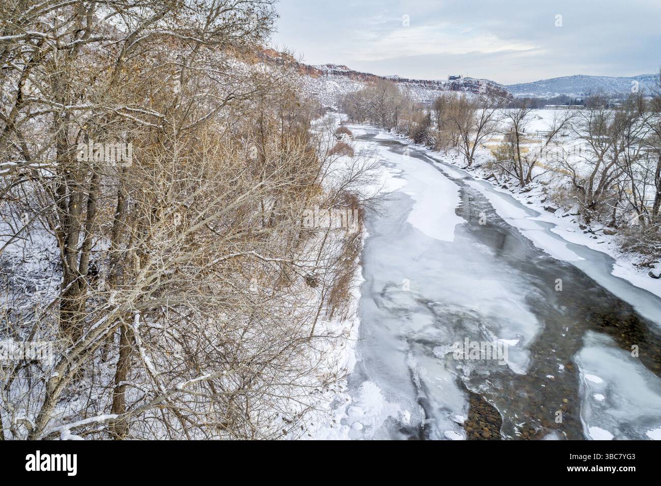 Rivière poudre partiellement gelée à Belvue Dome au-dessus de Fort Collins, Colorado - vue aérienne du paysage hivernal Banque D'Images