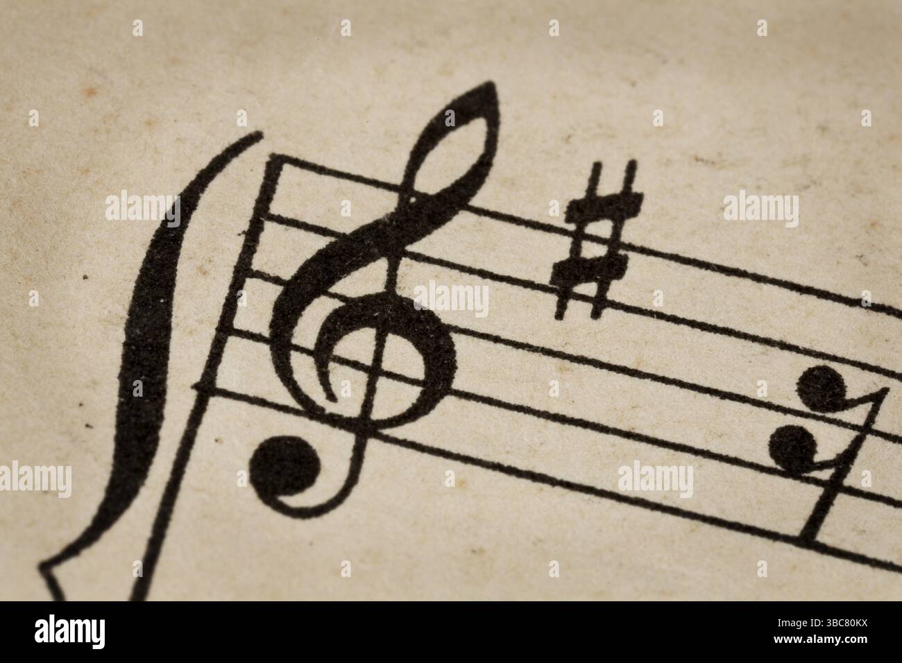Treble clef - macro de partition sur papier vintage Banque D'Images