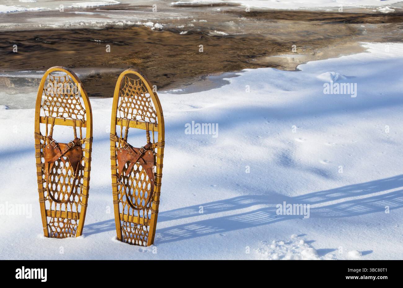 Raquettes classiques Wooden Bear Paw sur les rives de la rivière cache la poudre partiellement gelée près de Fort Collins, Colorado Banque D'Images