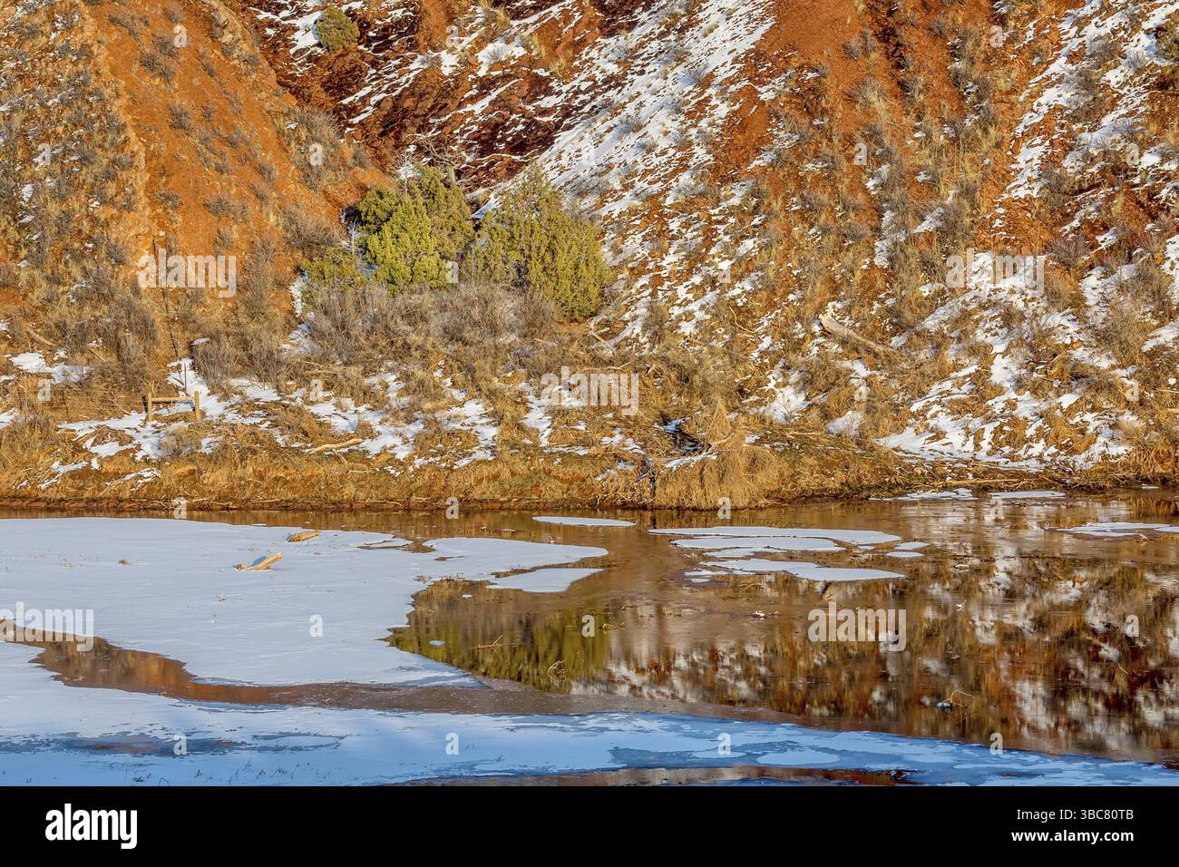 Eau, neige, glace et collines rouges - paysage hivernal dans Red Mountain Open Space près de Fort Collins, Colorado Banque D'Images