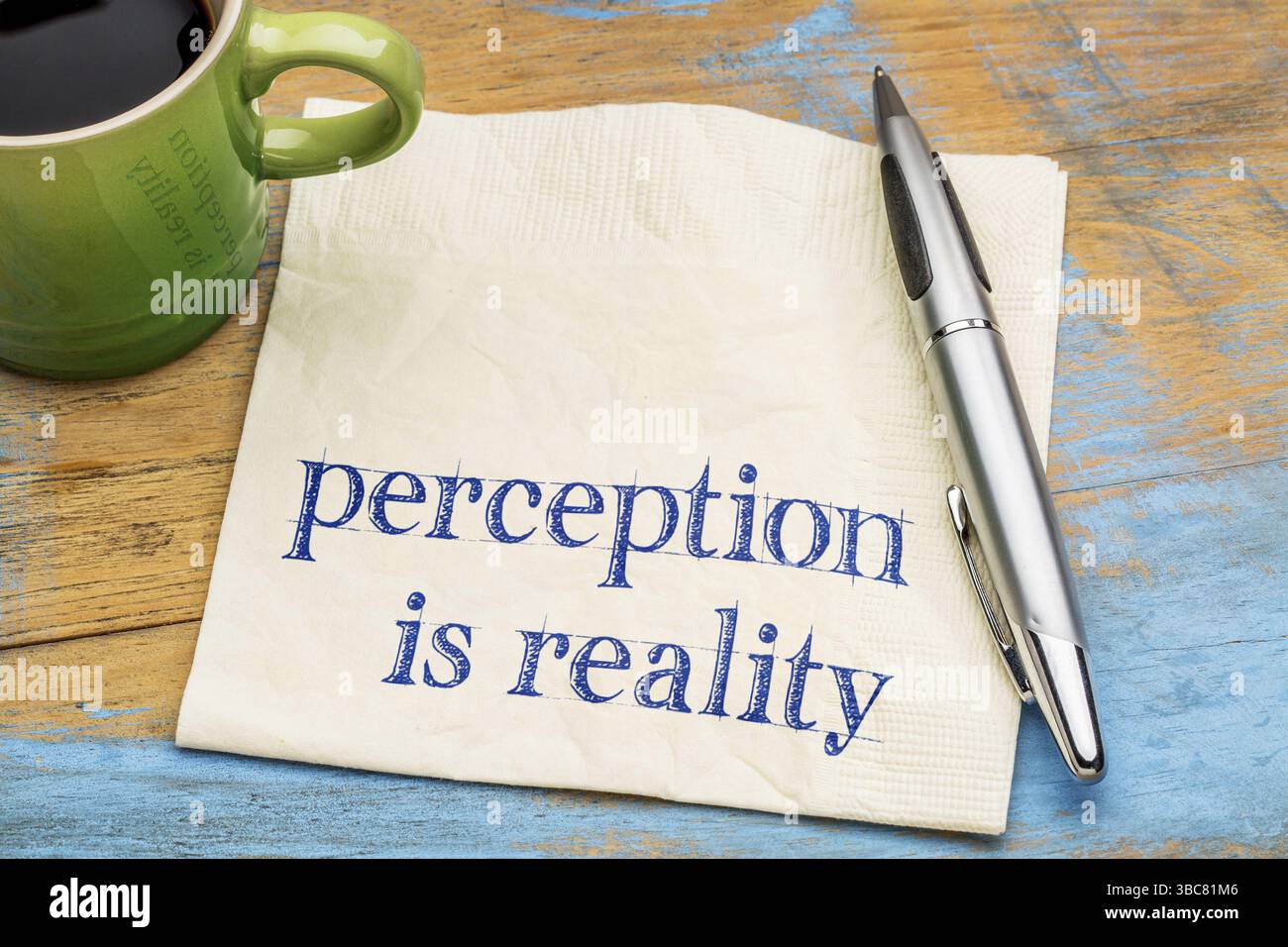 La perception est la réalité de l'écriture - sur une serviette avec une tasse de café expresso Banque D'Images