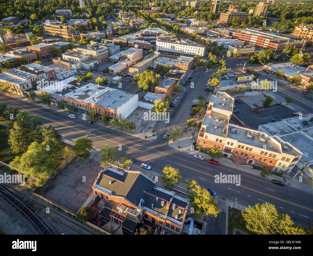FORT COLLINS, CO, États-Unis - 11 SEPTEMBRE 2016 : Centre-ville de Fort Collins, Colorado à la fin de l'été lever du soleil - vue aérienne avec distorsion grand angle Banque D'Images