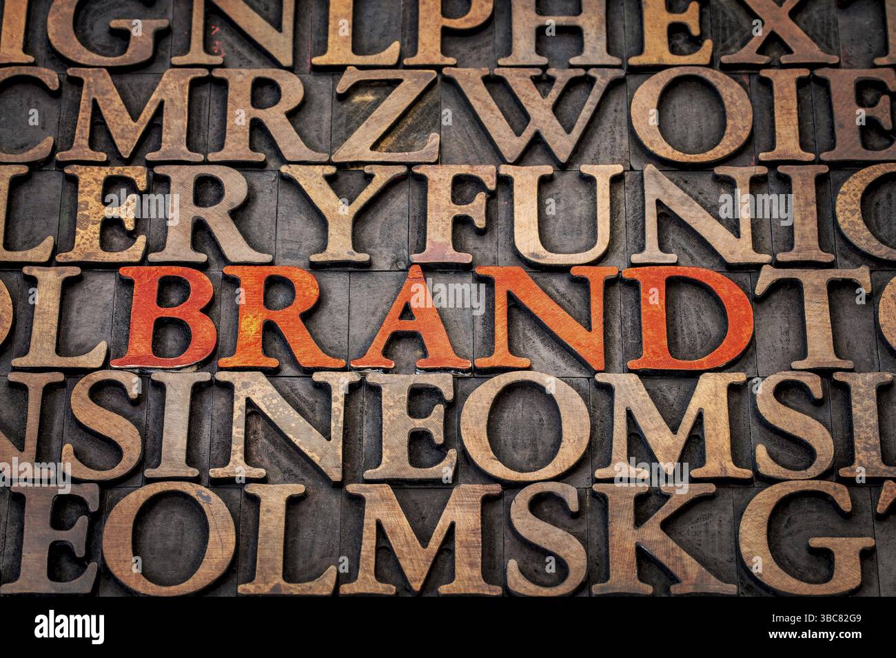 Mot de marque abstrait dans des blocs d'impression de type bois teints par l'encre rouge Banque D'Images