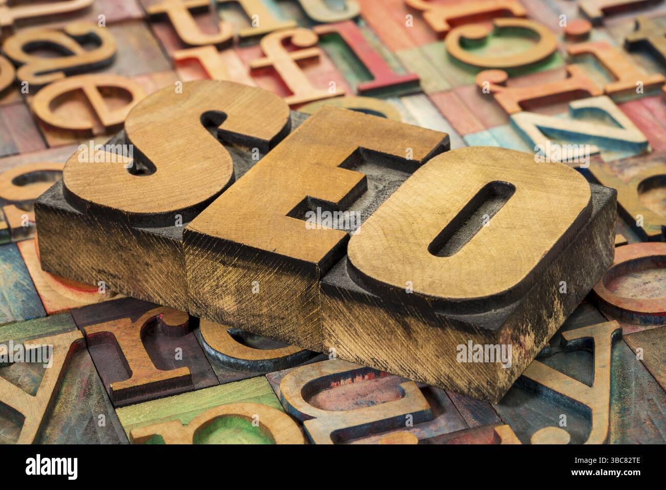 SEO (search engine optimization) sigle en bois type contre l'arrière-plan de blocs de la typographie Banque D'Images