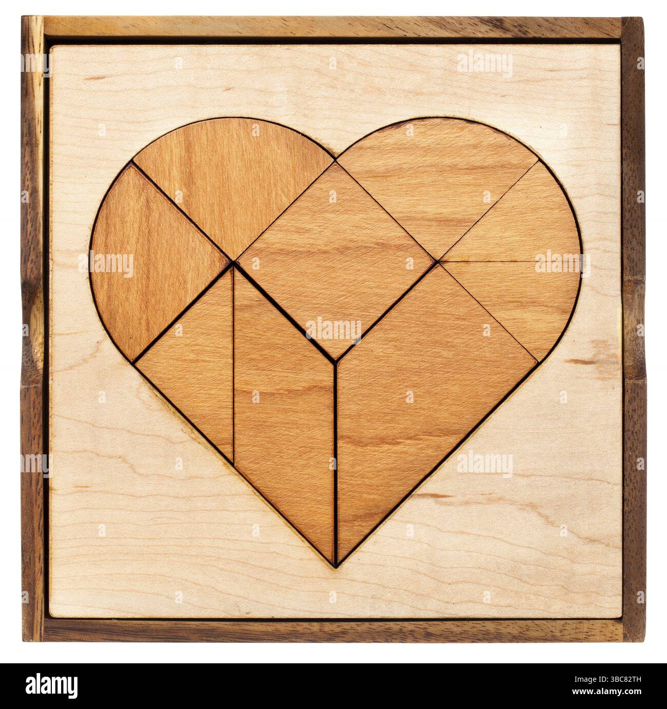 Version coeur de tangram, un jeu de puzzle chinois traditionnel fait de différentes parties en bois pour construire des figures abstraites à partir d'eux, isolés sur blanc Banque D'Images