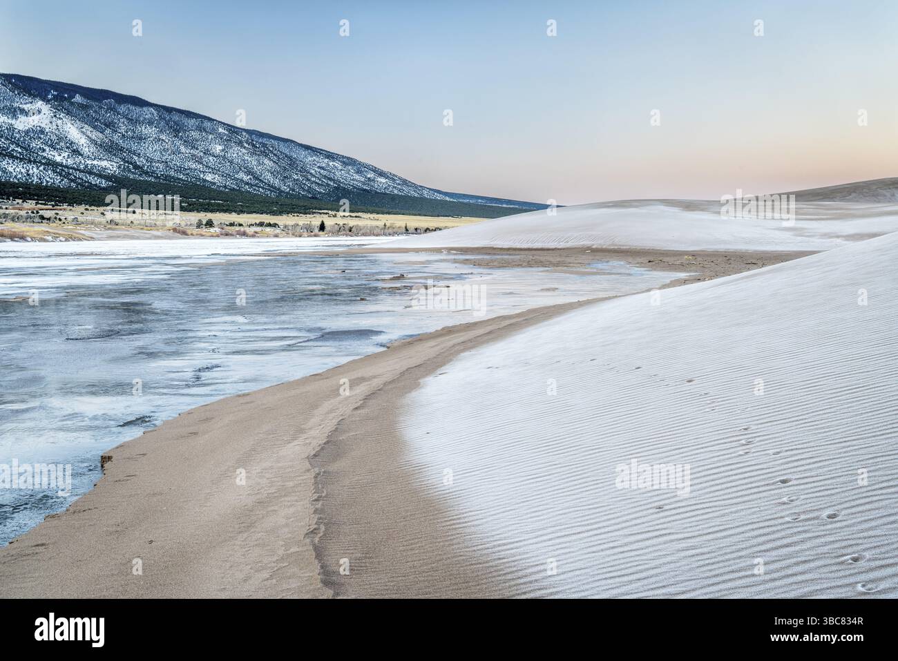 Aube hivernale sur Medano Creek gelée et les dunes de sable couvertes de gel - Great Sand Dunes National Park, Colorado Banque D'Images