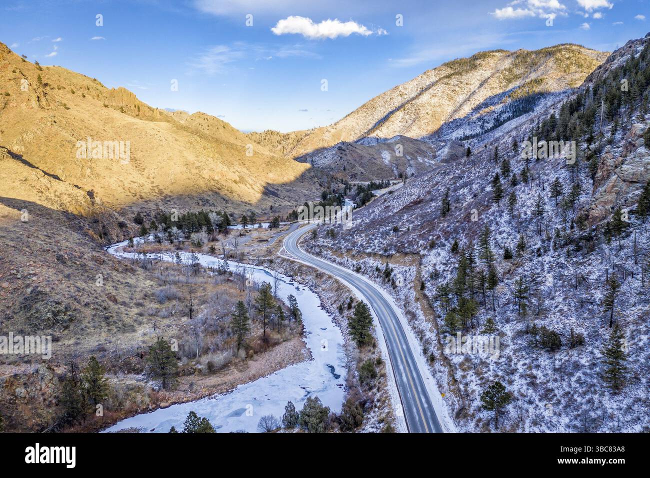 Canyon dans les Montagnes Rocheuses du Colorado - Powder River en hiver paysage, perspective aérienne Banque D'Images