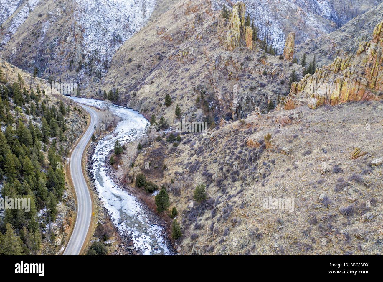 Canyon dans les Montagnes Rocheuses du Colorado - Powder River à Little Narrows en hiver paysage, perspective aérienne Banque D'Images