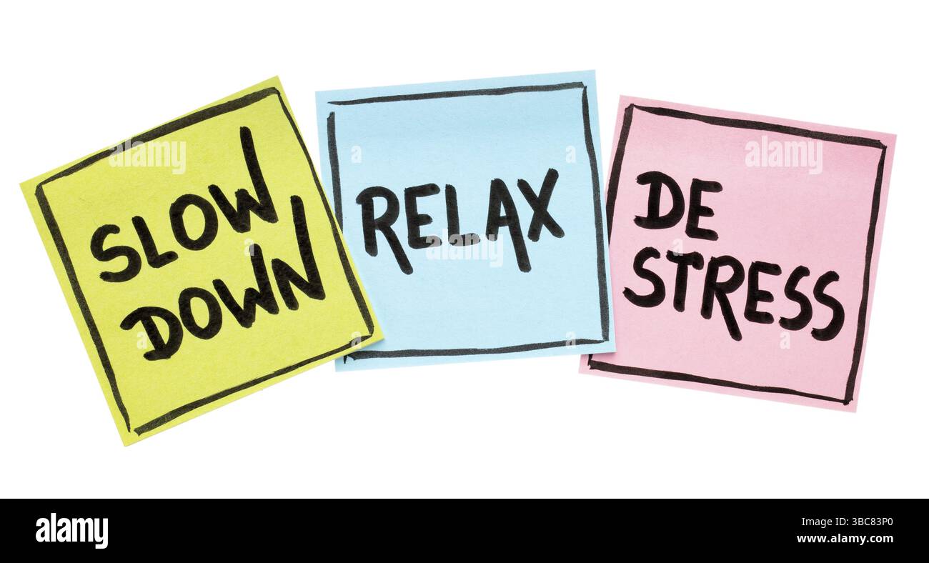 Ralentissez, détendez-vous, déstressez concept - rappels de style de vie motivants sur des notes adhésives colorées Banque D'Images