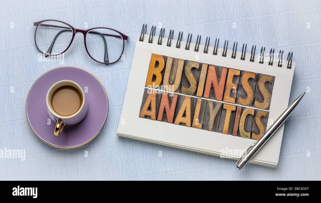 Résumé de mot d'analyse commerciale en type de bois typographique vintage dans un carnet de croquis avec une tasse de café, analyse de données, recherche et concept de statistiques Banque D'Images