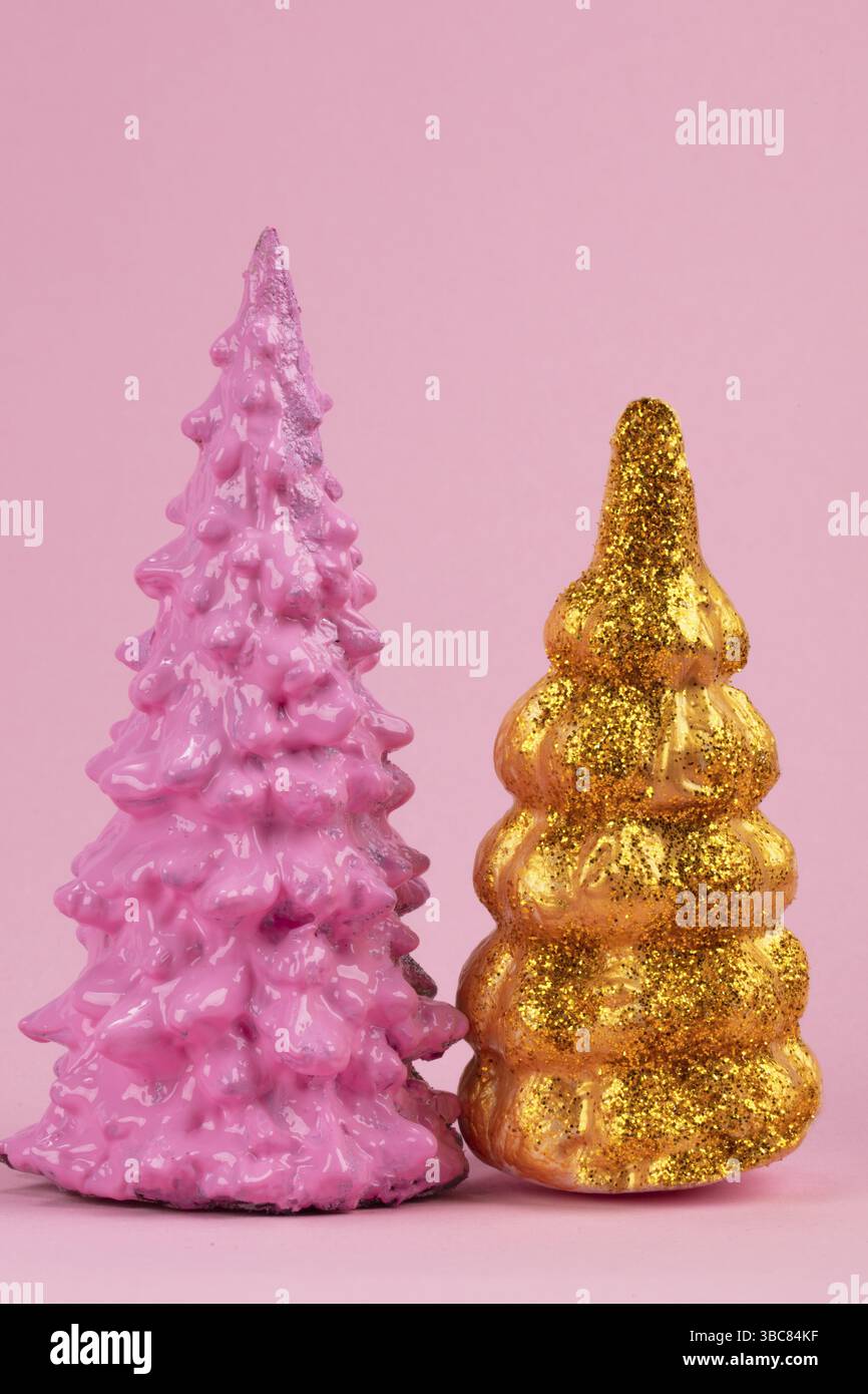 Composition de Noël. Arbre de Noël rose et doré sur un fond rose. Joyeuses fêtes. concept de nouvel an minimal Banque D'Images