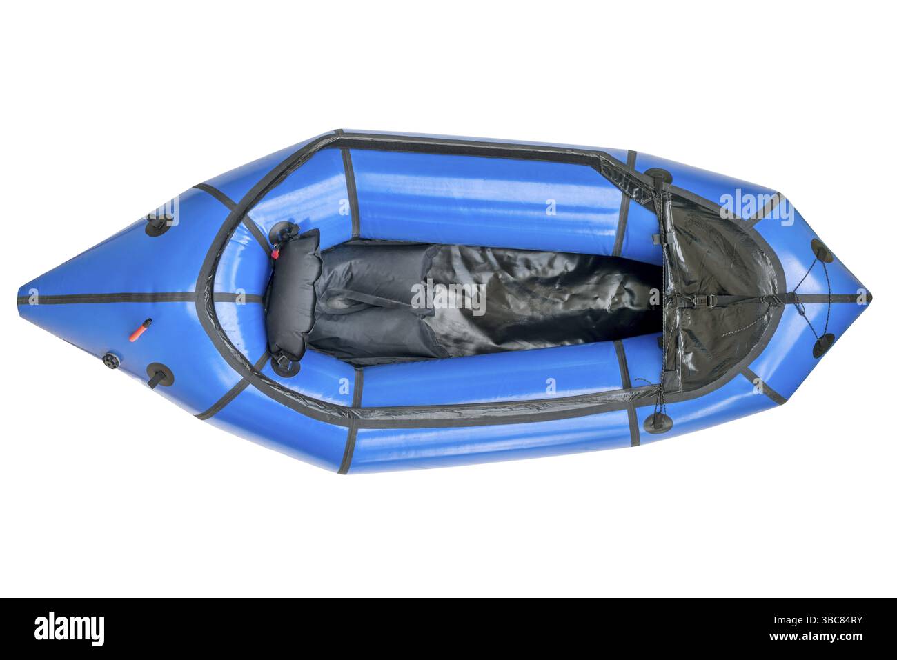 Un packraft bleu (radeau léger d'une personne utilisé pour les courses d'expédition ou d'aventure) isolé sur blanc avec un chemin de détourage, vue de dessus Banque D'Images