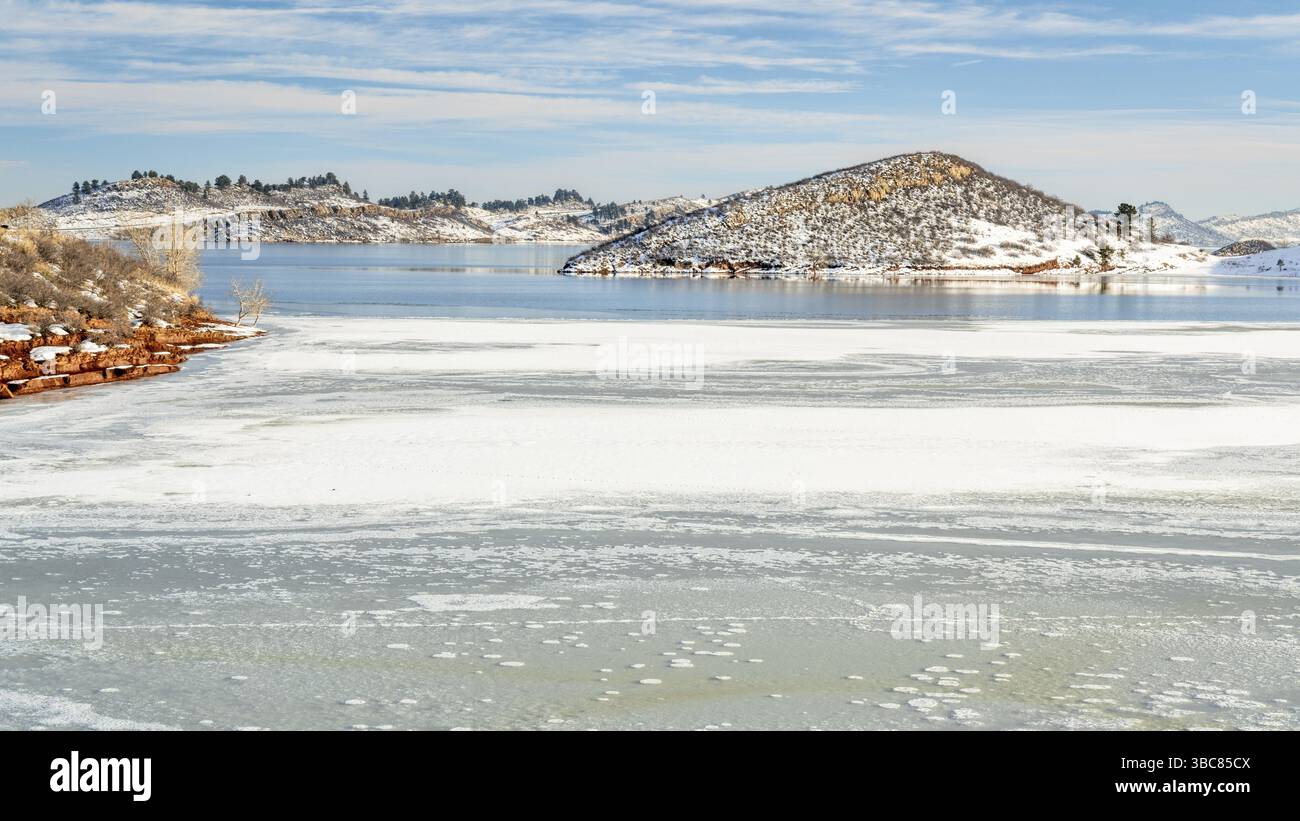 Lac calme partiellement gelé aux contreforts des montagnes Rocheuses - réservoir Horsetooth, une destination de loisirs populaire près de fort Collins dans le nord de Colo Banque D'Images