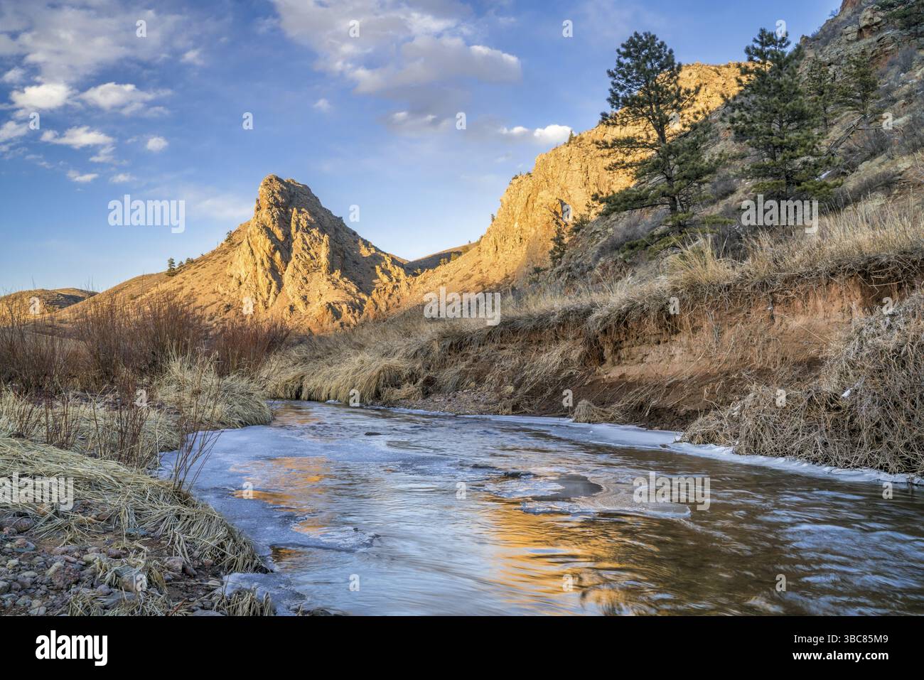 Eagle Rock nid et partiellement congelée embranchement nord de la rivière cache la poudre dans le nord du Colorado à Livermore, près de Fort Collins, l'hiver Banque D'Images