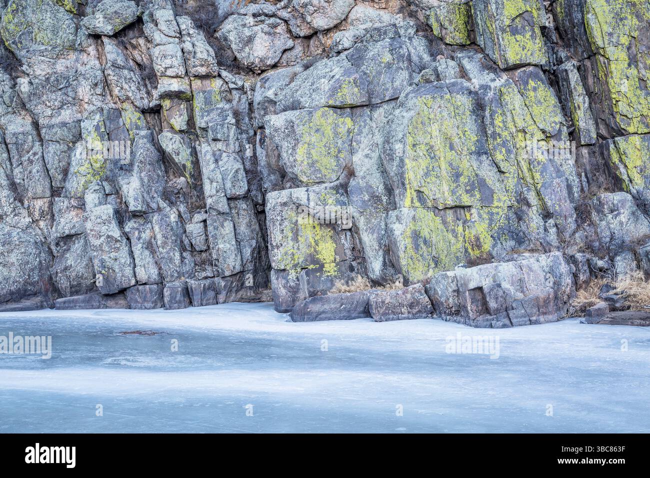 Rivière gelée et paroi du canyon recouverte de lichen - rivière cache la poudre à Gateway près de Fort Collins, Colorado Banque D'Images