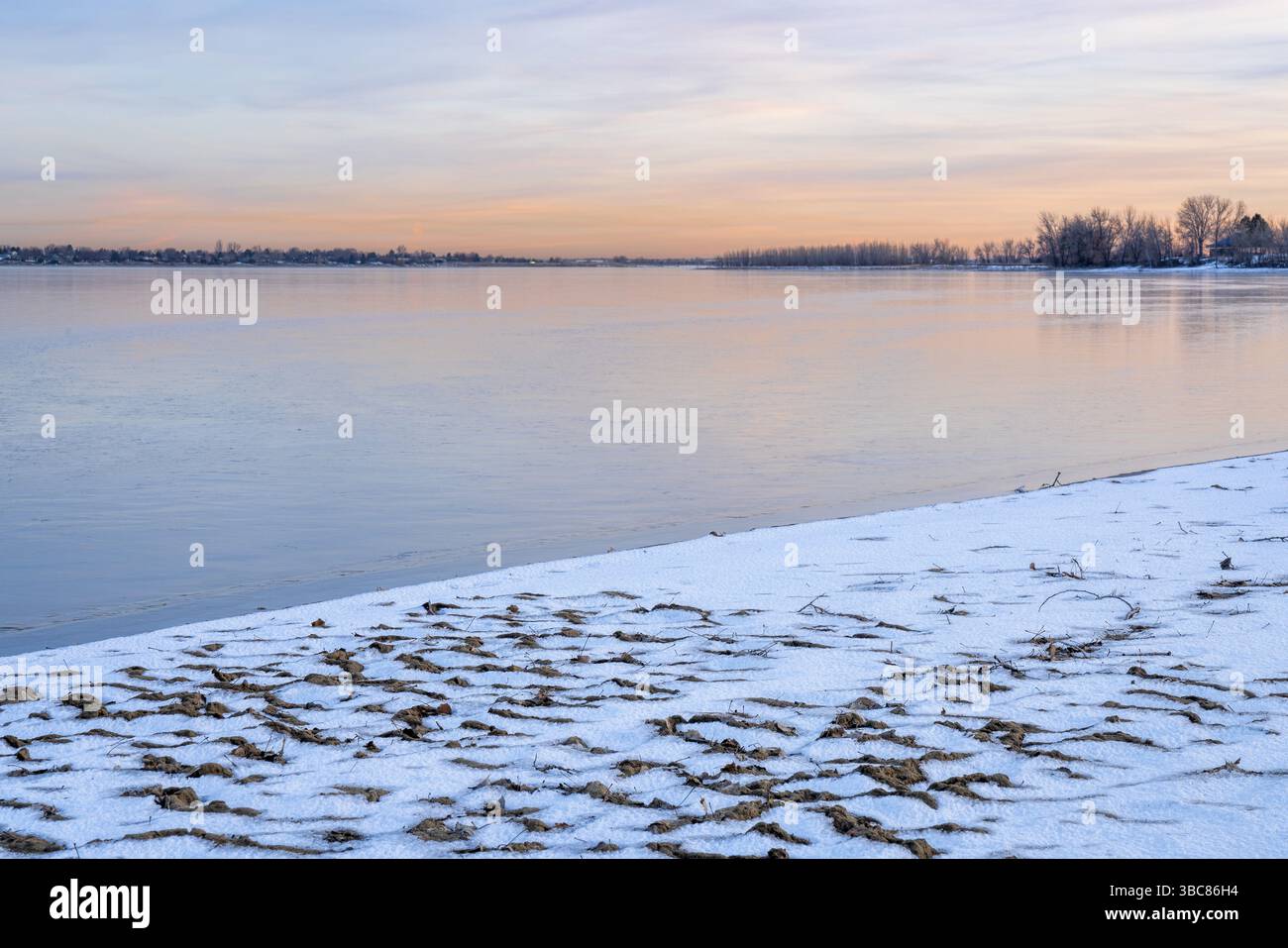 Crépuscule sur le lac gelé dans le nord du Colorado - paysage hivernal du parc d'État de Boyd Lake Banque D'Images